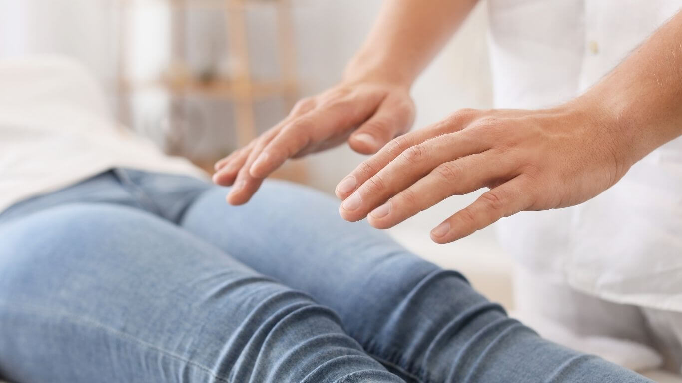 Pratique du Reiki RKL — geste énergétique sur une personne allongée, formation MRAUK-U à Vergèze